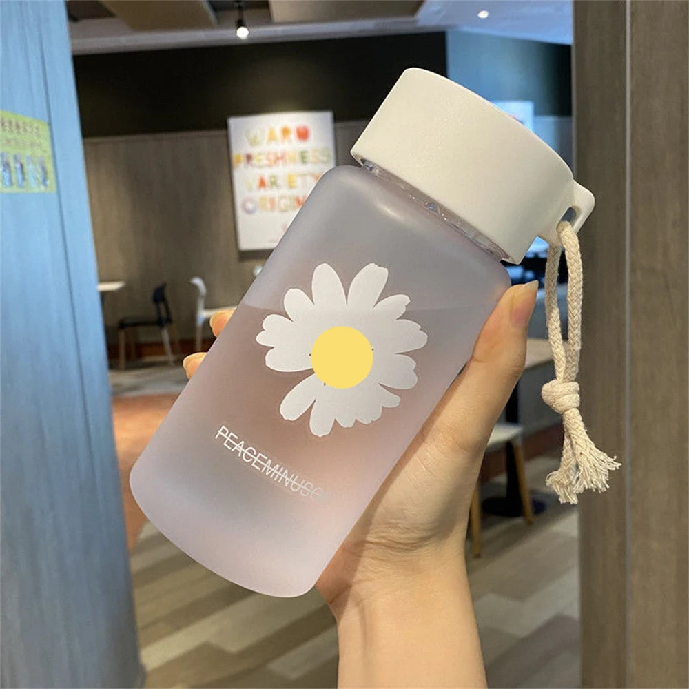 480ml Frosted Daisy Kawaii Water Bottle – BPA-Free Travel Cup Kawaii Water Bottle SPOT