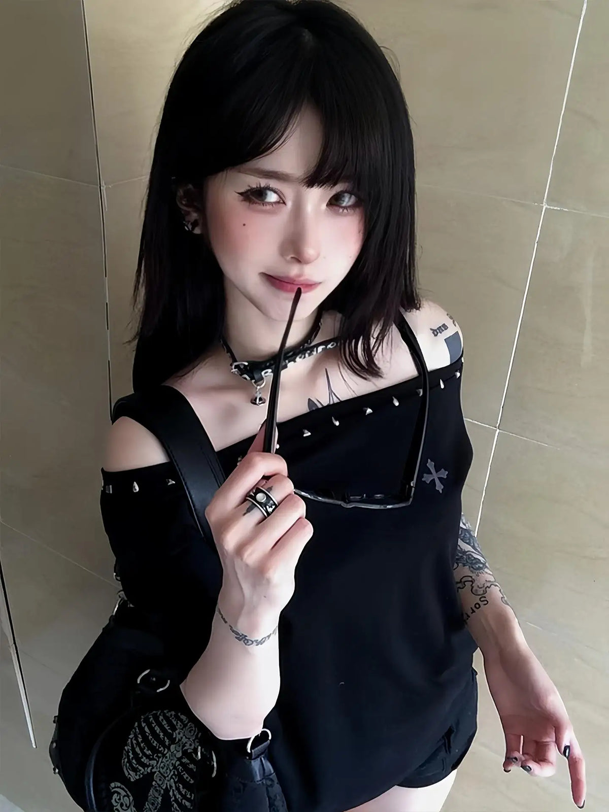 Women's Y2K Off-Shoulder Cotton Tee – Vintage 2000s Summer Top Off-Shoulder T-Shirt SPOT black L