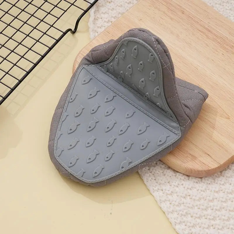 Fish-Shaped Silicone Oven Glove – Heat-Resistant Kitchen Mitt Silicone Oven Mitt SPOT A1