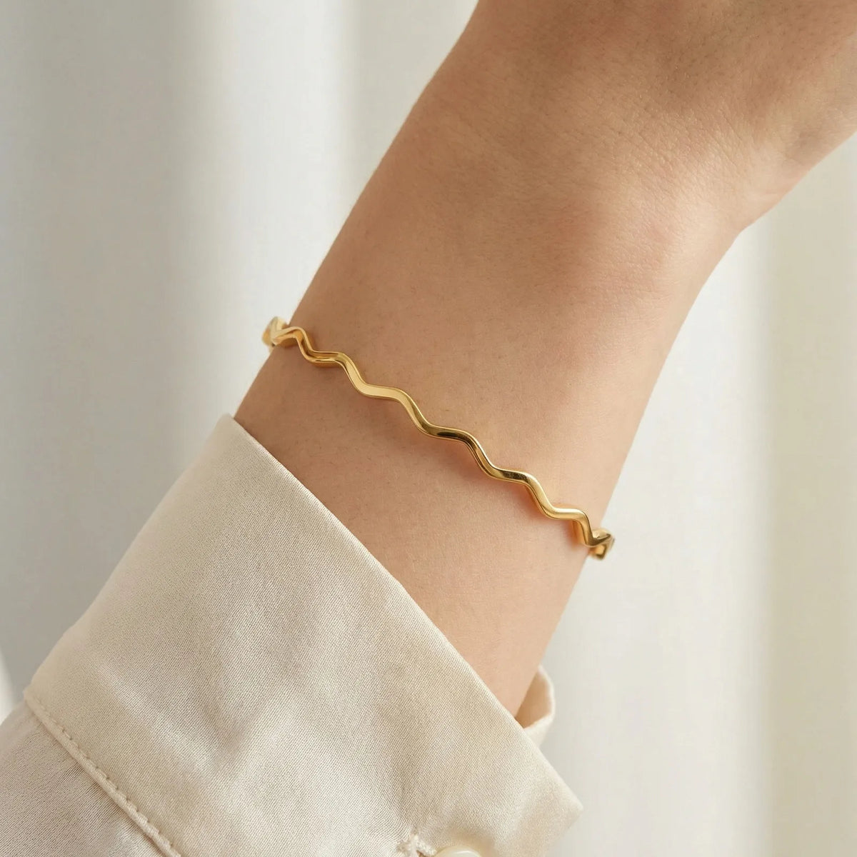 Wavy Gold Bangle Bracelet – Stainless Steel Minimalist Jewelry Bangle Bracelet SPOT