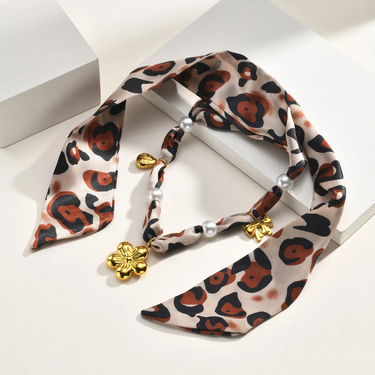 Leopard Ribbon Pearl Necklace – 18K Gold Floral Charm Pearl Pendant Necklace SPOT