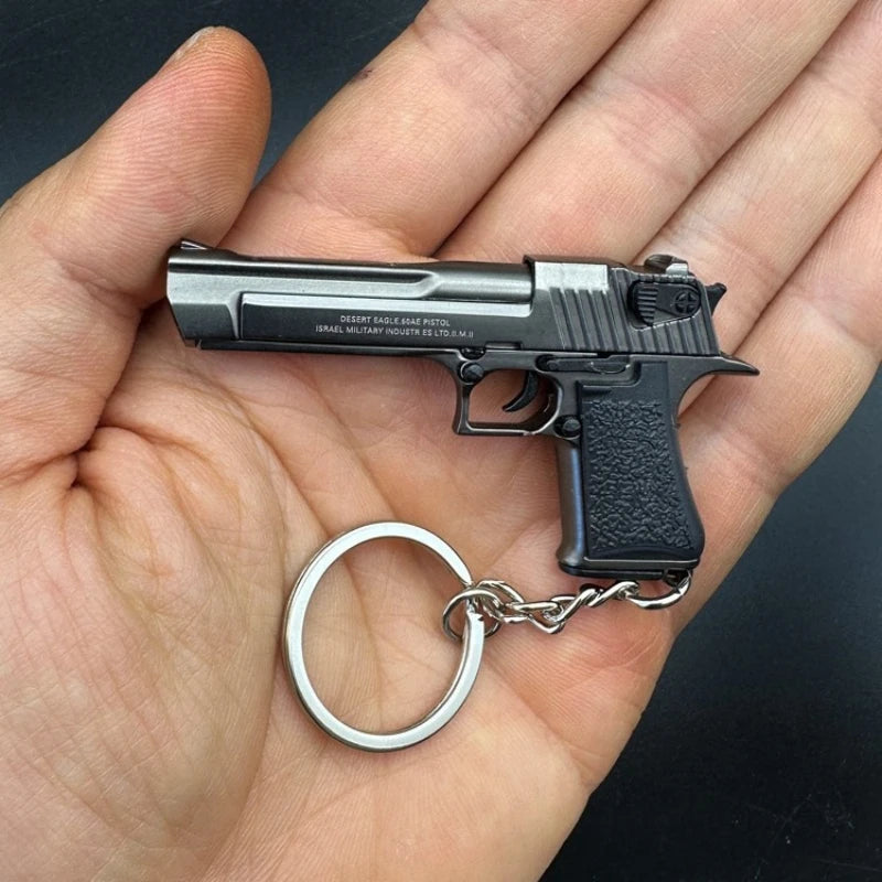 1:4 Scale Desert Eagle Alloy Keychain – Mini Metal Gun Model Collectible Keychain Model SPOT Gun Grey