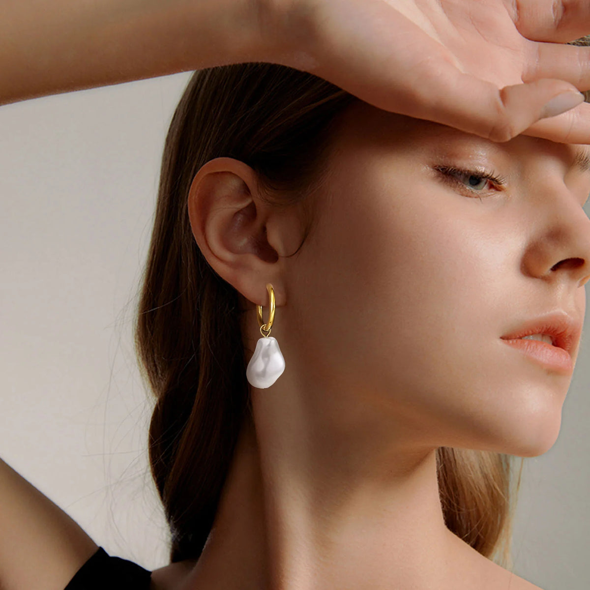 Baroque Pearl Huggie Hoop Earrings – Gold Stainless Steel Huggie Hoop Earrings SPOT