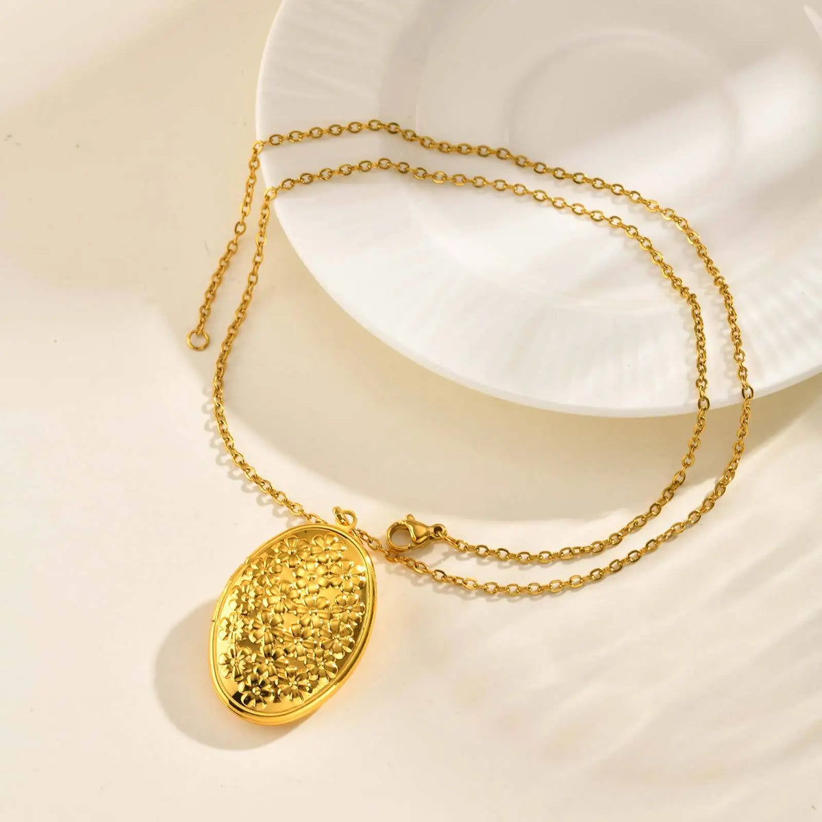 Oval Flower Locket Necklace – Gold Photo Pendant for Women Photo Locket Necklace SPOT