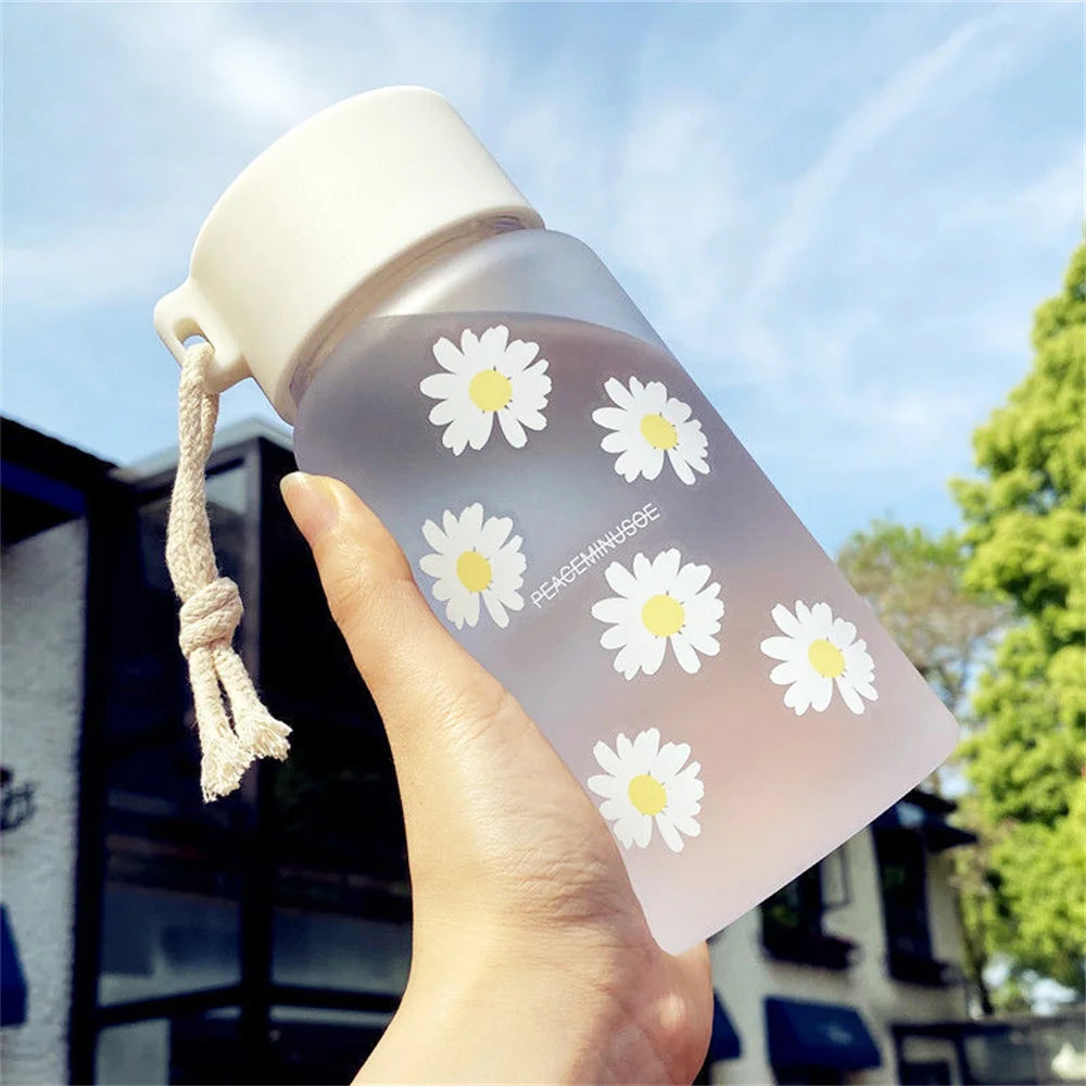 480ml Frosted Daisy Kawaii Water Bottle – BPA-Free Travel Cup Kawaii Water Bottle SPOT