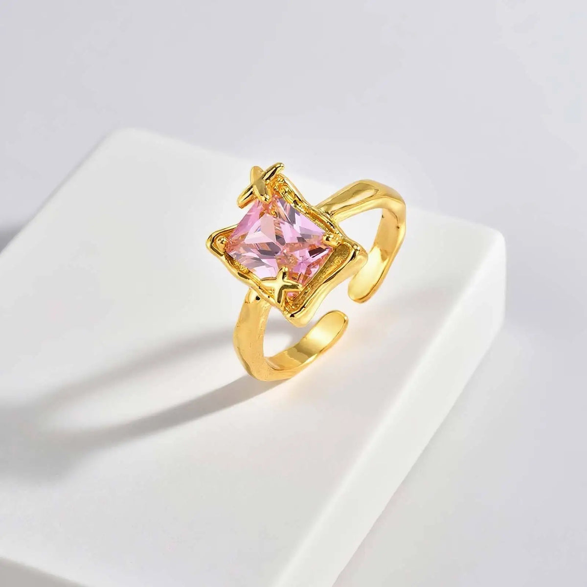 Meaeguet Adjustable Crystal Ring – 18K Gold-Plated Women Fashion Ring SPOT RT-341GPK