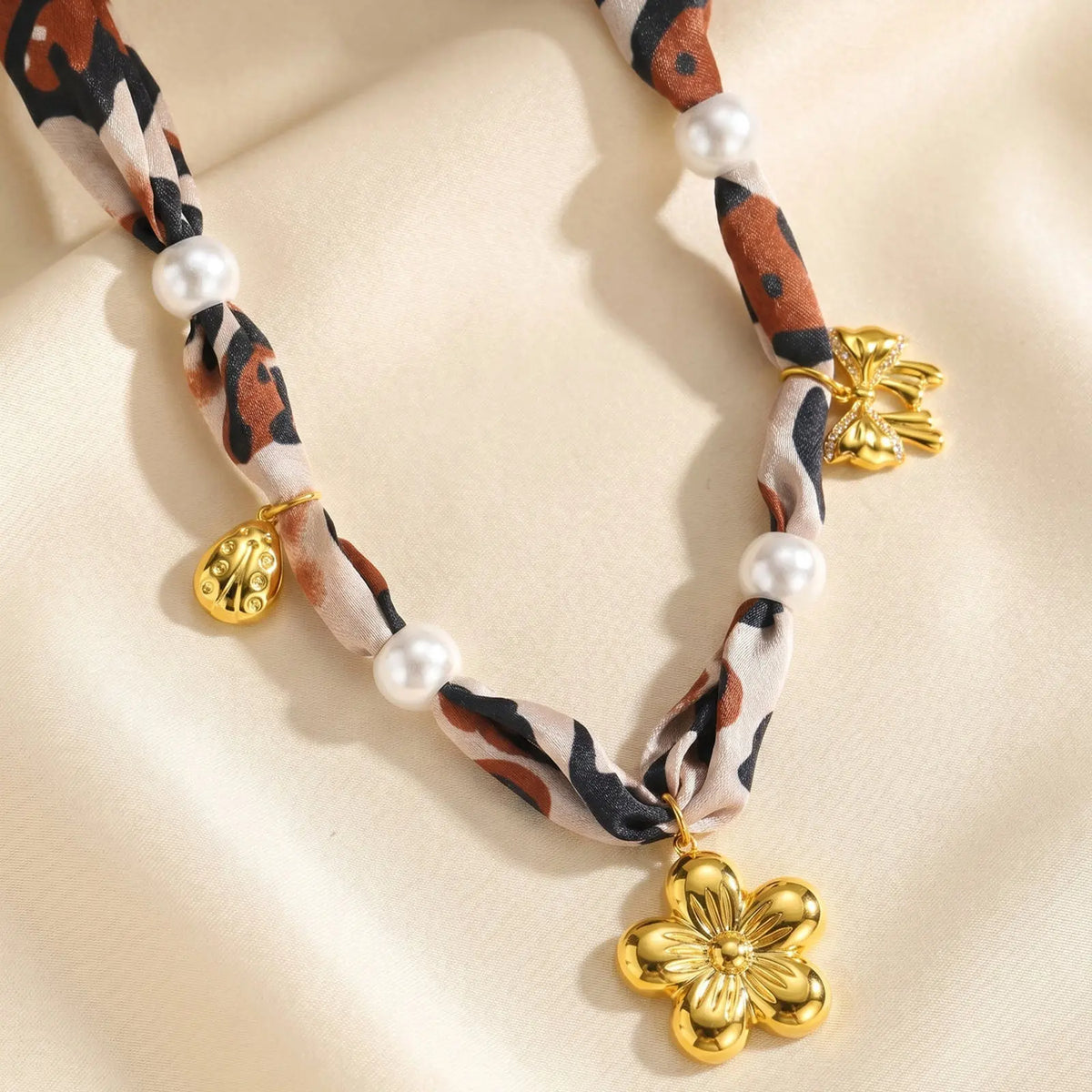 Leopard Ribbon Pearl Necklace – 18K Gold Floral Charm Pearl Pendant Necklace SPOT