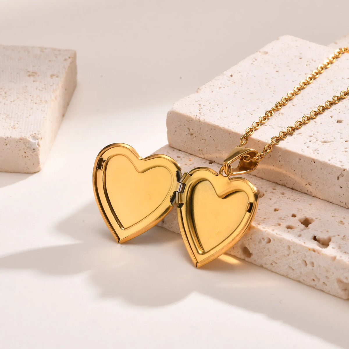 Women's Heart Locket Necklace – Gold Openable Shell Pendant Locket Pendant Necklace SPOT