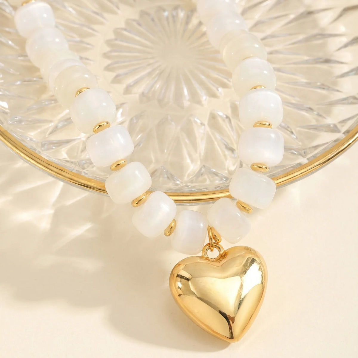 Resin Barrel Bead Choker – Gold Heart Pendant Y2K Necklace Beaded Choker Necklace SPOT