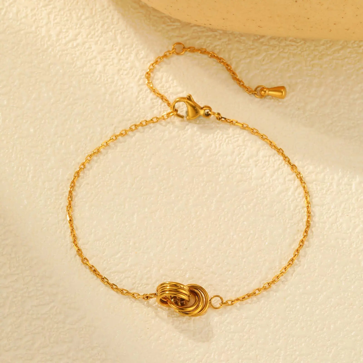 Gold-Plated Interlocking Link Chain Bracelet – Women's Stainless Steel Chain Link Bracelet SPOT Default Title