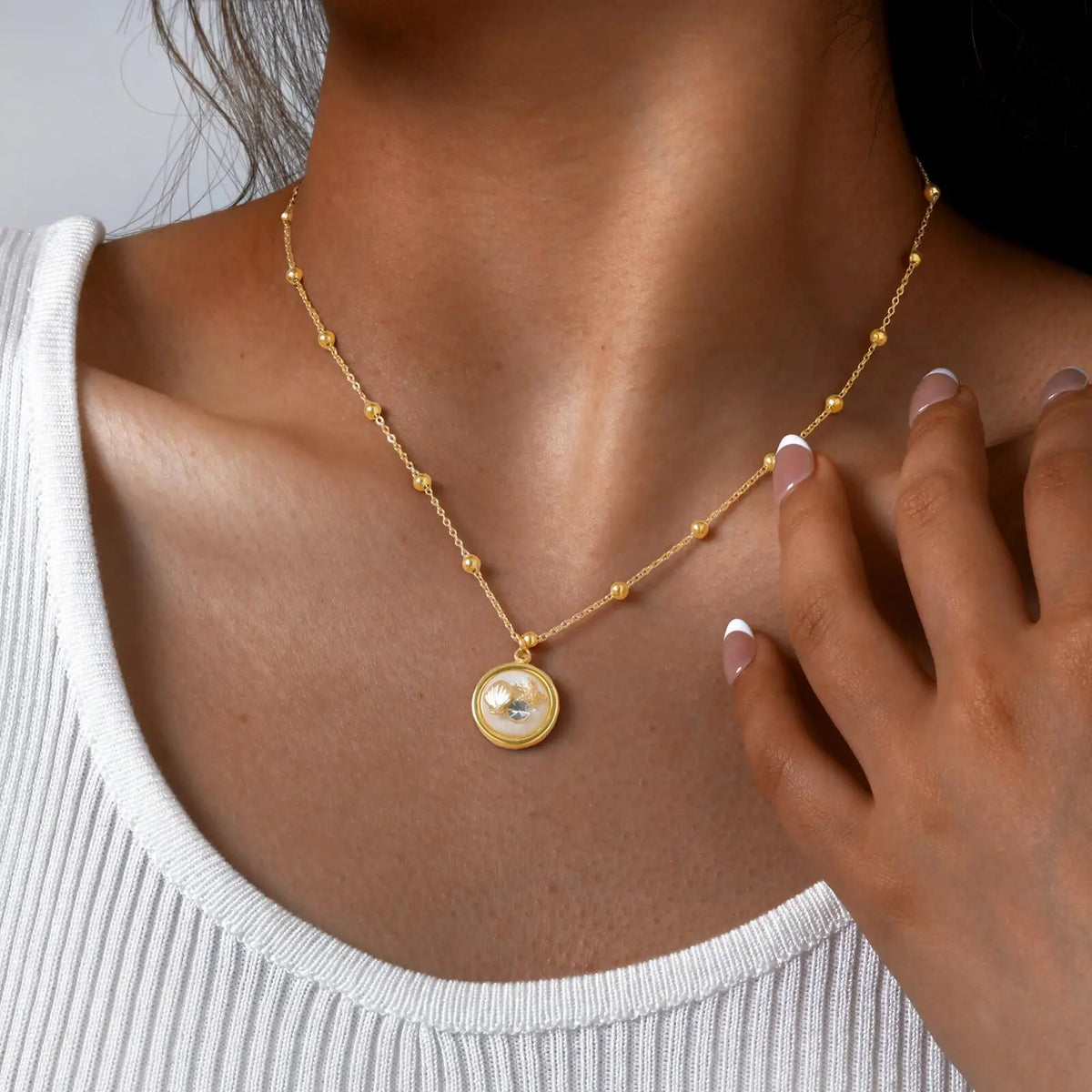 Round Zirconia Shell Pendant Necklace – Waterproof Gold Chain Pendant Necklace SPOT