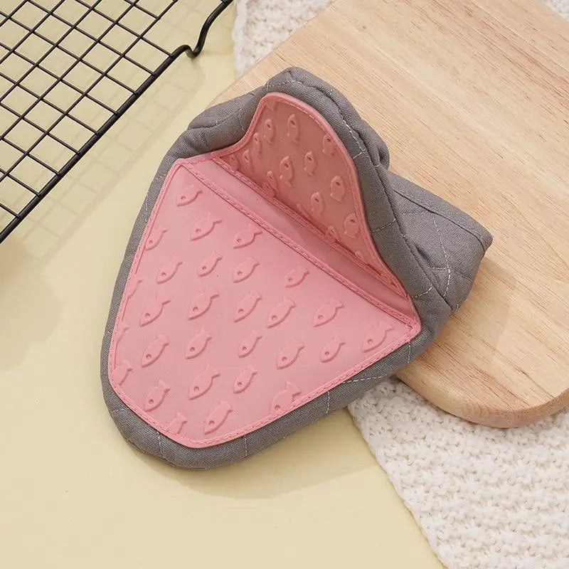 Fish-Shaped Silicone Oven Glove – Heat-Resistant Kitchen Mitt Silicone Oven Mitt SPOT A2